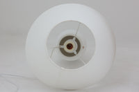 著名なデザイナー、Sidse Werner(シセ・ヴェルナー)による「BIBLIOTEK」のテーブルランプです。ペンダントランプはよく見かけますが、テーブルランプは非常に珍しいモデルです。ホルムガードならではの厚みのある高品質なガラスを使用しており、点灯するとシェードを通して柔らかな温かみのある光が広がり、空間を優雅に照らします。高さ64cmの大型サイズで存在感があり、リビングや書斎、ベッドサイドなど、あらゆるインテリアに美しく調和します。