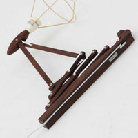 Erik Hansen(エリック・ハンセン)がデザインし、Le Klint(レ・クリント)より発表されたブラケットランプModel 332です。温かみのあるローズウッド材のアームと、職人技によるプリーツシェードの組み合わせが美しく、北欧らしい柔らかな光を演出します。アコーディオン式のアームは伸縮可能で、ベッドサイドやリビングの読書灯としても最適です。経年により味わいを増した木部とオリジナルシェードが、ビンテージならではの存在感を放ちます。ローズウッド材での展開はビンテージ品でのみ入手可能で、現行品には存在しない希少な一品です。