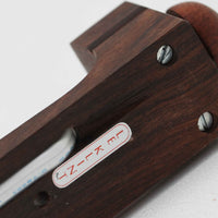 Erik Hansen(エリック・ハンセン)がデザインし、Le Klint(レ・クリント)より発表されたブラケットランプModel 332です。温かみのあるローズウッド材のアームと、職人技によるプリーツシェードの組み合わせが美しく、北欧らしい柔らかな光を演出します。アコーディオン式のアームは伸縮可能で、ベッドサイドやリビングの読書灯としても最適です。経年により味わいを増した木部とオリジナルシェードが、ビンテージならではの存在感を放ちます。ローズウッド材での展開はビンテージ品でのみ入手可能で、現行品には存在しない希少な一品です。