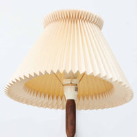 Erik Hansen(エリック・ハンセン)がデザインし、Le Klint(レ・クリント)より発表されたブラケットランプModel 332です。温かみのあるローズウッド材のアームと、職人技によるプリーツシェードの組み合わせが美しく、北欧らしい柔らかな光を演出します。アコーディオン式のアームは伸縮可能で、ベッドサイドやリビングの読書灯としても最適です。経年により味わいを増した木部とオリジナルシェードが、ビンテージならではの存在感を放ちます。ローズウッド材での展開はビンテージ品でのみ入手可能で、現行品には存在しない希少な一品です。