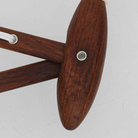 Erik Hansen(エリック・ハンセン)がデザインし、Le Klint(レ・クリント)より発表されたブラケットランプModel 332です。温かみのあるローズウッド材のアームと、職人技によるプリーツシェードの組み合わせが美しく、北欧らしい柔らかな光を演出します。アコーディオン式のアームは伸縮可能で、ベッドサイドやリビングの読書灯としても最適です。経年により味わいを増した木部とオリジナルシェードが、ビンテージならではの存在感を放ちます。ローズウッド材での展開はビンテージ品でのみ入手可能で、現行品には存在しない希少な一品です。