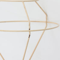 Erik Hansen(エリック・ハンセン)がデザインし、Le Klint(レ・クリント)より発表されたブラケットランプModel 332です。温かみのあるローズウッド材のアームと、職人技によるプリーツシェードの組み合わせが美しく、北欧らしい柔らかな光を演出します。アコーディオン式のアームは伸縮可能で、ベッドサイドやリビングの読書灯としても最適です。経年により味わいを増した木部とオリジナルシェードが、ビンテージならではの存在感を放ちます。ローズウッド材での展開はビンテージ品でのみ入手可能で、現行品には存在しない希少な一品です。