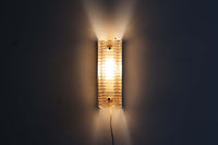 ODRECOはデンマークの照明ブランドで、1950〜1970年代に洗練されたデザインの照明器具を生み出しました。このウォールランプはアンバー色のガラスが特徴で、灯りを灯すと柔らかな光が空間を美しく照らします。落ち着いた色合いが温かみを感じさせ、どんなインテリアにも調和するシンプルでありながら存在感のあるデザインです。リビングや寝室、廊下など、さまざまな空間にぴったりです。