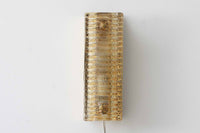 ODRECOはデンマークの照明ブランドで、1950〜1970年代に洗練されたデザインの照明器具を生み出しました。このウォールランプはアンバー色のガラスが特徴で、灯りを灯すと柔らかな光が空間を美しく照らします。落ち着いた色合いが温かみを感じさせ、どんなインテリアにも調和するシンプルでありながら存在感のあるデザインです。リビングや寝室、廊下など、さまざまな空間にぴったりです。