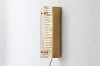 ODRECOはデンマークの照明ブランドで、1950〜1970年代に洗練されたデザインの照明器具を生み出しました。このウォールランプはアンバー色のガラスが特徴で、灯りを灯すと柔らかな光が空間を美しく照らします。落ち着いた色合いが温かみを感じさせ、どんなインテリアにも調和するシンプルでありながら存在感のあるデザインです。リビングや寝室、廊下など、さまざまな空間にぴったりです。