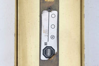 ODRECOはデンマークの照明ブランドで、1950〜1970年代に洗練されたデザインの照明器具を生み出しました。このウォールランプはアンバー色のガラスが特徴で、灯りを灯すと柔らかな光が空間を美しく照らします。落ち着いた色合いが温かみを感じさせ、どんなインテリアにも調和するシンプルでありながら存在感のあるデザインです。リビングや寝室、廊下など、さまざまな空間にぴったりです。