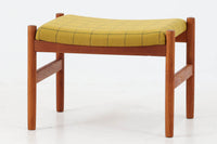 チーク材のフレームにイエロー系ファブリックを張ったスツールは、Spottrup Mobelfabrikによる北欧ビンテージ品で、緩やかなカーブを描く座面が身体にやさしくフィットし、オットマンとしてはもちろん玄関先やサイドチェア代わりにも重宝します。シンプルながらも細部まで丁寧に仕上げられたつくりからは、デンマーク家具らしい確かな品質と経年による風合いが感じられます。