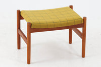 チーク材のフレームにイエロー系ファブリックを張ったスツールは、Spottrup Mobelfabrikによる北欧ビンテージ品で、緩やかなカーブを描く座面が身体にやさしくフィットし、オットマンとしてはもちろん玄関先やサイドチェア代わりにも重宝します。シンプルながらも細部まで丁寧に仕上げられたつくりからは、デンマーク家具らしい確かな品質と経年による風合いが感じられます。