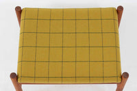 チーク材のフレームにイエロー系ファブリックを張ったスツールは、Spottrup Mobelfabrikによる北欧ビンテージ品で、緩やかなカーブを描く座面が身体にやさしくフィットし、オットマンとしてはもちろん玄関先やサイドチェア代わりにも重宝します。シンプルながらも細部まで丁寧に仕上げられたつくりからは、デンマーク家具らしい確かな品質と経年による風合いが感じられます。