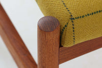 チーク材のフレームにイエロー系ファブリックを張ったスツールは、Spottrup Mobelfabrikによる北欧ビンテージ品で、緩やかなカーブを描く座面が身体にやさしくフィットし、オットマンとしてはもちろん玄関先やサイドチェア代わりにも重宝します。シンプルながらも細部まで丁寧に仕上げられたつくりからは、デンマーク家具らしい確かな品質と経年による風合いが感じられます。