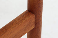 チーク材のフレームにイエロー系ファブリックを張ったスツールは、Spottrup Mobelfabrikによる北欧ビンテージ品で、緩やかなカーブを描く座面が身体にやさしくフィットし、オットマンとしてはもちろん玄関先やサイドチェア代わりにも重宝します。シンプルながらも細部まで丁寧に仕上げられたつくりからは、デンマーク家具らしい確かな品質と経年による風合いが感じられます。