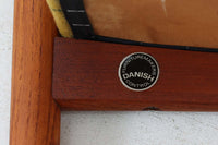 チーク材のフレームにイエロー系ファブリックを張ったスツールは、Spottrup Mobelfabrikによる北欧ビンテージ品で、緩やかなカーブを描く座面が身体にやさしくフィットし、オットマンとしてはもちろん玄関先やサイドチェア代わりにも重宝します。シンプルながらも細部まで丁寧に仕上げられたつくりからは、デンマーク家具らしい確かな品質と経年による風合いが感じられます。