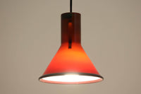 北欧より買い付けた、Holmgaard社製ビンテージランプです。照明部分はデンマークを代表する照明メーカーFog & morup社によって作成されています。Holmgaard社のペンダントライトの中でも人気の「P&T PENDEL」シリーズで内と外側の2層の色味が特徴的です。消灯&点灯時にそれぞれ違った表情を見せてくれる素敵なデザインです。