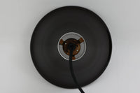 北欧より買い付けた、Holmgaard社製ビンテージランプです。照明部分はデンマークを代表する照明メーカーFog & morup社によって作成されています。Holmgaard社のペンダントライトの中でも人気の「P&T PENDEL」シリーズで内と外側の2層の色味が特徴的です。消灯&点灯時にそれぞれ違った表情を見せてくれる素敵なデザインです。