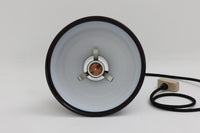 北欧より買い付けた、Holmgaard社製ビンテージランプです。照明部分はデンマークを代表する照明メーカーFog & morup社によって作成されています。Holmgaard社のペンダントライトの中でも人気の「P&T PENDEL」シリーズで内と外側の2層の色味が特徴的です。消灯&点灯時にそれぞれ違った表情を見せてくれる素敵なデザインです。