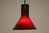 北欧より買い付けた、Holmgaard社製ビンテージランプです。照明部分はデンマークを代表する照明メーカーFog & morup社によって作成されています。Holmgaard社のペンダントライトの中でも人気の「P&T PENDEL」シリーズで内と外側の2層の色味が特徴的です。消灯&点灯時にそれぞれ違った表情を見せてくれる素敵なデザインです。