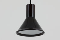 北欧より買い付けた、Holmgaard社製ビンテージランプです。照明部分はデンマークを代表する照明メーカーFog & morup社によって作成されています。Holmgaard社のペンダントライトの中でも人気の「P&T PENDEL」シリーズで内と外側の2層の色味が特徴的です。消灯&点灯時にそれぞれ違った表情を見せてくれる素敵なデザインです。