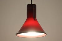 北欧より買い付けた、Holmgaard社製ビンテージランプです。照明部分はデンマークを代表する照明メーカーFog & morup社によって作成されています。Holmgaard社のペンダントライトの中でも人気の「P&T PENDEL」シリーズで内と外側の2層の色味が特徴的です。消灯&点灯時にそれぞれ違った表情を見せてくれる素敵なデザインです。