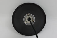 北欧より買い付けた、Holmgaard社製ビンテージランプです。照明部分はデンマークを代表する照明メーカーFog & morup社によって作成されています。Holmgaard社のペンダントライトの中でも人気の「P&T PENDEL」シリーズで内と外側の2層の色味が特徴的です。消灯&点灯時にそれぞれ違った表情を見せてくれる素敵なデザインです。