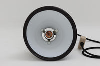 北欧より買い付けた、Holmgaard社製ビンテージランプです。照明部分はデンマークを代表する照明メーカーFog & morup社によって作成されています。Holmgaard社のペンダントライトの中でも人気の「P&T PENDEL」シリーズで内と外側の2層の色味が特徴的です。消灯&点灯時にそれぞれ違った表情を見せてくれる素敵なデザインです。