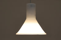 北欧より買い付けた、Holmgaard社製ビンテージランプです。照明部分はデンマークを代表する照明メーカーFog & morup社によって作成されています。Holmgaard社のペンダントライトの中でも人気の「P&T PENDEL」シリーズで内と外側の2層の色味が特徴的です。消灯&点灯時にそれぞれ違った表情を見せてくれる素敵なデザインです。