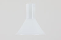 北欧より買い付けた、Holmgaard社製ビンテージランプです。照明部分はデンマークを代表する照明メーカーFog & morup社によって作成されています。Holmgaard社のペンダントライトの中でも人気の「P&T PENDEL」シリーズで内と外側の2層の色味が特徴的です。消灯&点灯時にそれぞれ違った表情を見せてくれる素敵なデザインです。