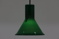 北欧より買い付けた、Holmgaard社製ビンテージランプです。照明部分はデンマークを代表する照明メーカーFog & morup社によって作成されています。Holmgaard社のペンダントライトの中でも人気の「P&T PENDEL」シリーズで内と外側の2層の色味が特徴的です。消灯&点灯時にそれぞれ違った表情を見せてくれる素敵なデザインです。