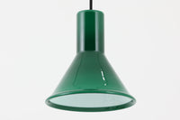 北欧より買い付けた、Holmgaard社製ビンテージランプです。照明部分はデンマークを代表する照明メーカーFog & morup社によって作成されています。Holmgaard社のペンダントライトの中でも人気の「P&T PENDEL」シリーズで内と外側の2層の色味が特徴的です。消灯&点灯時にそれぞれ違った表情を見せてくれる素敵なデザインです。