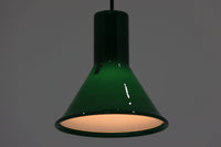 北欧より買い付けた、Holmgaard社製ビンテージランプです。照明部分はデンマークを代表する照明メーカーFog & morup社によって作成されています。Holmgaard社のペンダントライトの中でも人気の「P&T PENDEL」シリーズで内と外側の2層の色味が特徴的です。消灯&点灯時にそれぞれ違った表情を見せてくれる素敵なデザインです。