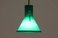 北欧より買い付けた、Holmgaard社製ビンテージランプです。照明部分はデンマークを代表する照明メーカーFog & morup社によって作成されています。Holmgaard社のペンダントライトの中でも人気の「P&T PENDEL」シリーズで内と外側の2層の色味が特徴的です。消灯&点灯時にそれぞれ違った表情を見せてくれる素敵なデザインです。