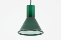 北欧より買い付けた、Holmgaard社製ビンテージランプです。照明部分はデンマークを代表する照明メーカーFog & morup社によって作成されています。Holmgaard社のペンダントライトの中でも人気の「P&T PENDEL」シリーズで内と外側の2層の色味が特徴的です。消灯&点灯時にそれぞれ違った表情を見せてくれる素敵なデザインです。