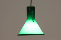 北欧より買い付けた、Holmgaard社製ビンテージランプです。照明部分はデンマークを代表する照明メーカーFog & morup社によって作成されています。Holmgaard社のペンダントライトの中でも人気の「P&T PENDEL」シリーズで内と外側の2層の色味が特徴的です。消灯&点灯時にそれぞれ違った表情を見せてくれる素敵なデザインです。