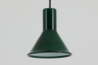 北欧より買い付けた、Holmgaard社製ビンテージランプです。照明部分はデンマークを代表する照明メーカーFog & morup社によって作成されています。Holmgaard社のペンダントライトの中でも人気の「P&T PENDEL」シリーズで内と外側の2層の色味が特徴的です。消灯&点灯時にそれぞれ違った表情を見せてくれる素敵なデザインです。