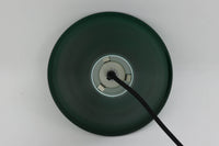 北欧より買い付けた、Holmgaard社製ビンテージランプです。照明部分はデンマークを代表する照明メーカーFog & morup社によって作成されています。Holmgaard社のペンダントライトの中でも人気の「P&T PENDEL」シリーズで内と外側の2層の色味が特徴的です。消灯&点灯時にそれぞれ違った表情を見せてくれる素敵なデザインです。