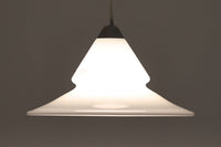 こちらは北欧で買い付けたペンダントライト「Opus」です。デザイナーのTorben Jorgensenンによって手掛けられたもので、厚みのある乳白色のガラスとアルミ製トップの組み合わせが特徴的です。現地でも数が少なく珍しいモデルです。シェードが下方に広がるデザインは、温かみのあるダイニングスペースを演出してくれそうです。