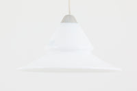 こちらは北欧で買い付けたペンダントライト「Opus」です。デザイナーのTorben Jorgensenンによって手掛けられたもので、厚みのある乳白色のガラスとアルミ製トップの組み合わせが特徴的です。現地でも数が少なく珍しいモデルです。シェードが下方に広がるデザインは、温かみのあるダイニングスペースを演出してくれそうです。