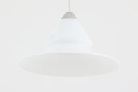 こちらは北欧で買い付けたペンダントライト「Opus」です。デザイナーのTorben Jorgensenンによって手掛けられたもので、厚みのある乳白色のガラスとアルミ製トップの組み合わせが特徴的です。現地でも数が少なく珍しいモデルです。シェードが下方に広がるデザインは、温かみのあるダイニングスペースを演出してくれそうです。