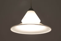 こちらは北欧で買い付けたペンダントライト「Opus」です。デザイナーのTorben Jorgensenンによって手掛けられたもので、厚みのある乳白色のガラスとアルミ製トップの組み合わせが特徴的です。現地でも数が少なく珍しいモデルです。シェードが下方に広がるデザインは、温かみのあるダイニングスペースを演出してくれそうです。