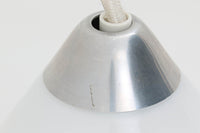 こちらは北欧で買い付けたペンダントライト「Opus」です。デザイナーのTorben Jorgensenンによって手掛けられたもので、厚みのある乳白色のガラスとアルミ製トップの組み合わせが特徴的です。現地でも数が少なく珍しいモデルです。シェードが下方に広がるデザインは、温かみのあるダイニングスペースを演出してくれそうです。