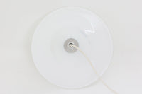 こちらは北欧で買い付けたペンダントライト「Opus」です。デザイナーのTorben Jorgensenンによって手掛けられたもので、厚みのある乳白色のガラスとアルミ製トップの組み合わせが特徴的です。現地でも数が少なく珍しいモデルです。シェードが下方に広がるデザインは、温かみのあるダイニングスペースを演出してくれそうです。