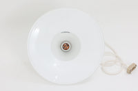 こちらは北欧で買い付けたペンダントライト「Opus」です。デザイナーのTorben Jorgensenンによって手掛けられたもので、厚みのある乳白色のガラスとアルミ製トップの組み合わせが特徴的です。現地でも数が少なく珍しいモデルです。シェードが下方に広がるデザインは、温かみのあるダイニングスペースを演出してくれそうです。