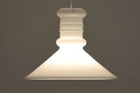 北欧より買い付けた、Holmgaard社製(現Royal Copenhagen)ビンテージランプです。現在は照明製品が作成されておらず希少価値の高いものとなっております。厚みのあるオパールガラスが使用されている「Apoteker」シリーズです。天井から吊るすだけでお部屋を可愛く演出してくれそうです。