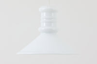 北欧より買い付けた、Holmgaard社製(現Royal Copenhagen)ビンテージランプです。現在は照明製品が作成されておらず希少価値の高いものとなっております。厚みのあるオパールガラスが使用されている「Apoteker」シリーズです。天井から吊るすだけでお部屋を可愛く演出してくれそうです。