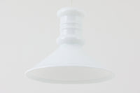 北欧より買い付けた、Holmgaard社製(現Royal Copenhagen)ビンテージランプです。現在は照明製品が作成されておらず希少価値の高いものとなっております。厚みのあるオパールガラスが使用されている「Apoteker」シリーズです。天井から吊るすだけでお部屋を可愛く演出してくれそうです。