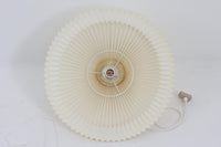 北欧より買い付けた、LE KLINT社製ランプです。LE KLINTを代表するモデルで、折り目から暖かい光がお部屋に広がります。