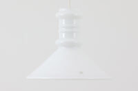 北欧より買い付けた、Holmgaard社製(現Royal Copenhagen)ビンテージランプです。現在は照明製品が作成されておらず希少価値の高いものとなっております。厚みのあるオパールガラスが使用されている「Apoteker」シリーズです。天井から吊るすだけでお部屋を可愛く演出してくれそうです。