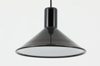 北欧より買い付けた、Holmgaard社製ビンテージランプです。照明部分はデンマークを代表する照明メーカーFog & morup社によって作成されています。Holmgaard社のペンダントライトの中でも人気の「P&T PENDEL」シリーズで内と外側の2層の色味が特徴的です。消灯&点灯時にそれぞれ違った表情を見せてくれる素敵なデザインです。