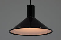 北欧より買い付けた、Holmgaard社製ビンテージランプです。照明部分はデンマークを代表する照明メーカーFog & morup社によって作成されています。Holmgaard社のペンダントライトの中でも人気の「P&T PENDEL」シリーズで内と外側の2層の色味が特徴的です。消灯&点灯時にそれぞれ違った表情を見せてくれる素敵なデザインです。