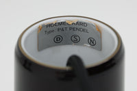 北欧より買い付けた、Holmgaard社製ビンテージランプです。照明部分はデンマークを代表する照明メーカーFog & morup社によって作成されています。Holmgaard社のペンダントライトの中でも人気の「P&T PENDEL」シリーズで内と外側の2層の色味が特徴的です。消灯&点灯時にそれぞれ違った表情を見せてくれる素敵なデザインです。