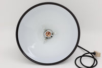 北欧より買い付けた、Holmgaard社製ビンテージランプです。照明部分はデンマークを代表する照明メーカーFog & morup社によって作成されています。Holmgaard社のペンダントライトの中でも人気の「P&T PENDEL」シリーズで内と外側の2層の色味が特徴的です。消灯&点灯時にそれぞれ違った表情を見せてくれる素敵なデザインです。